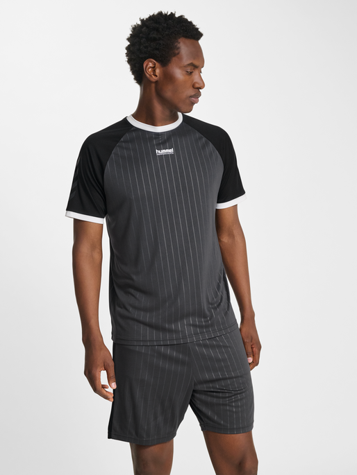 hmlPULSE STRIPE T-SHIRT S/S, EBONY/BLACK, model