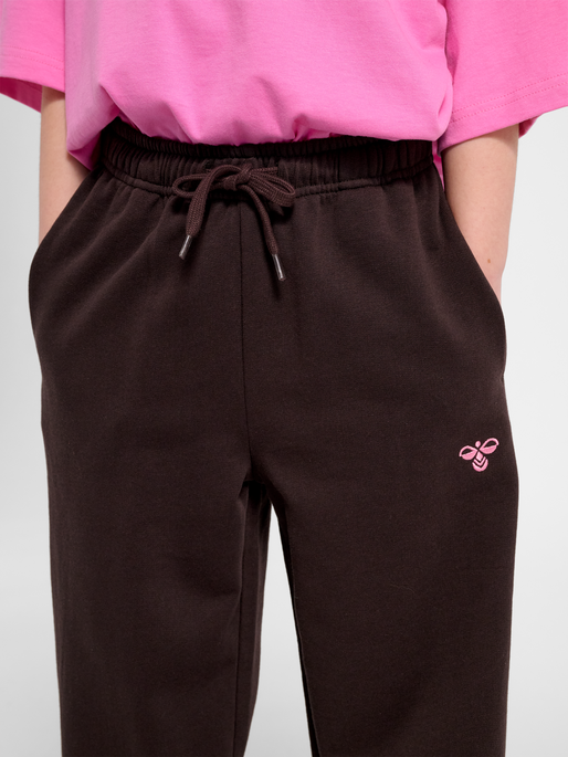 hmlJR JUMP BOXY SWEATPANTS, CHOCOLATE TORTE, model
