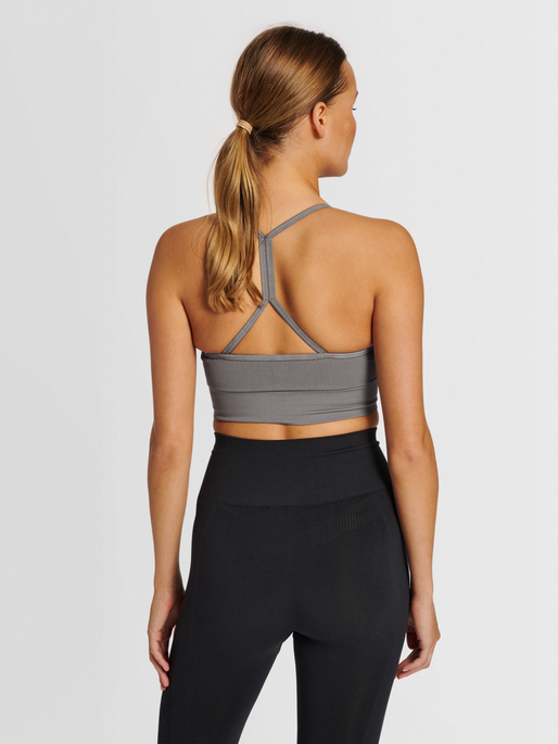 hmlTIFFY SEAMLESS SPORTS TOP, CHARCOAL GREY, model