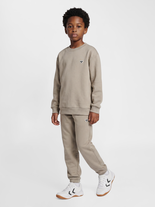hmlJR LOOSE CREWNECK BEE, VINTAGE KHAKI, model
