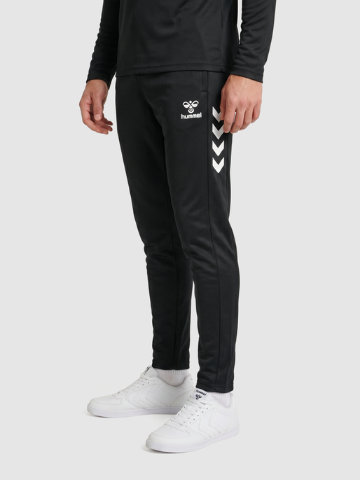 hmlCORE 2.0 SWEAT PANTS, BLACK/WHITE, model