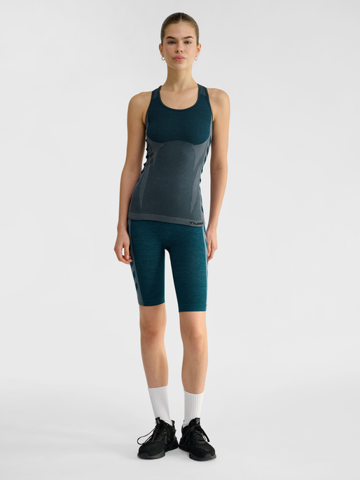 hmlCLEA SEAMLESS TOP, DARK SEA, model