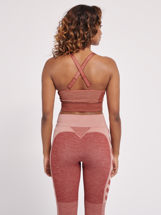 hmlCLEA SEAMLESS  SPORTS TOP, WITHERED ROSE, model