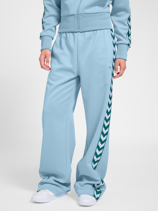 Baggy Logotape Trackpants, LIGHT BLUE/TEAL, model