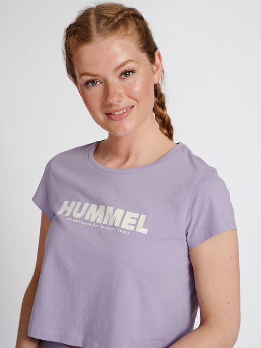 hmlLEGACY WOMAN CROPPED T-SHIRT, HEIRLOOM LILAC, model