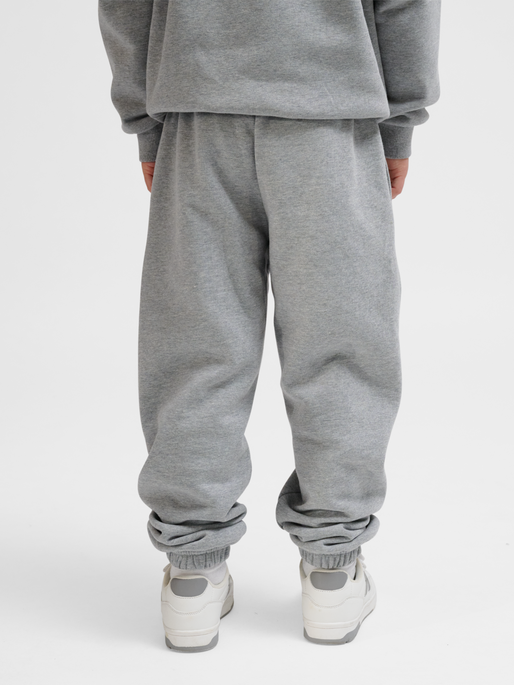 hmlJR LOOSE SWEATPANTS BEE, GREY MELANGE, model