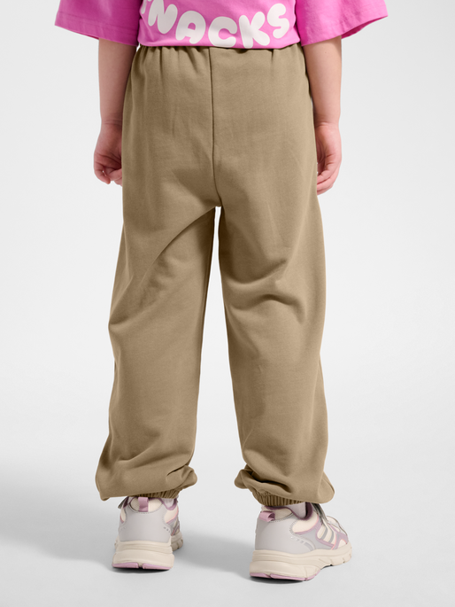 hmlJR JUMP BOXY ELASTIC SWEATPANTS, SILVER MINK, model