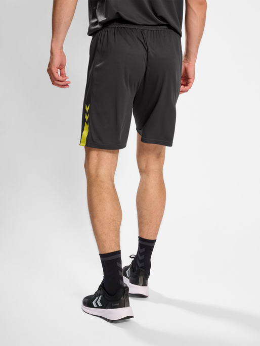 hmlACTIVE PL SHORTS, OBSIDIAN, model