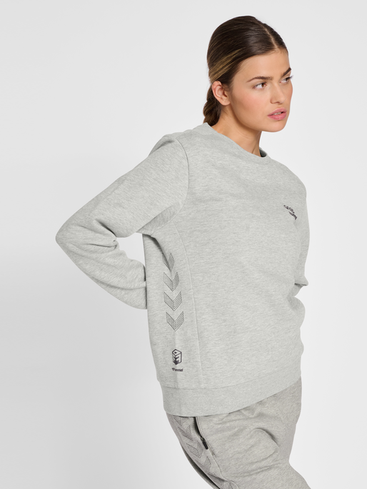 hmlOFFGRID SWEATSHIRT WO, 1960, model