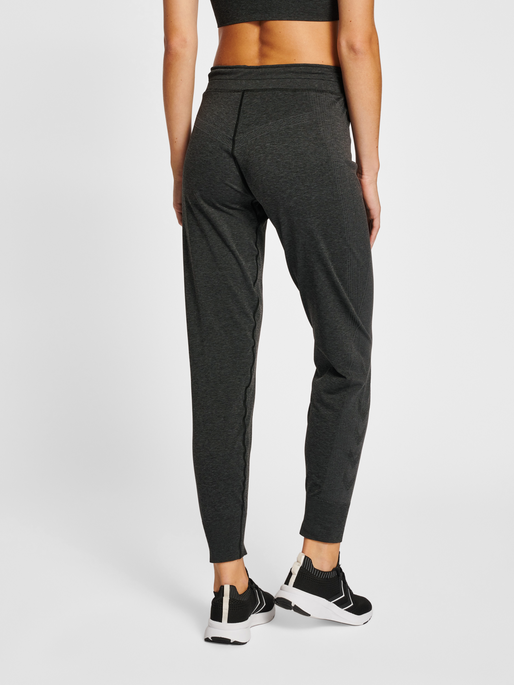 hmlMT HANA SEAMLESS TAPERED PANTS, BLACK MELANGE, model
