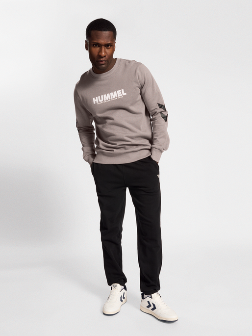 hmlLEGACY SWEATSHIRT, MOON ROCK, model