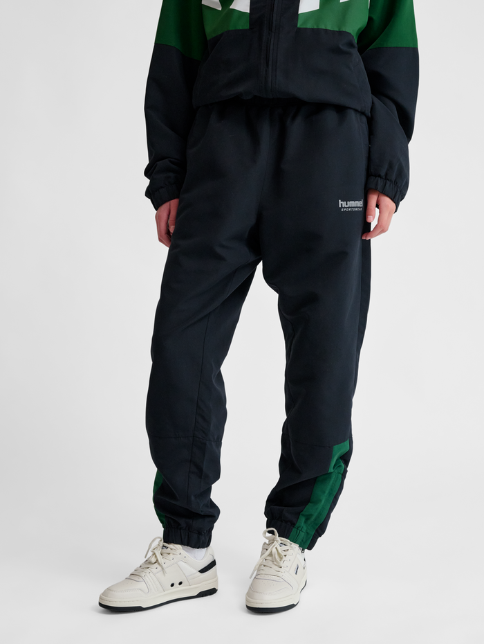 hmlTRACKSUIT PANTS SPORTSWEAR, BLACK, model