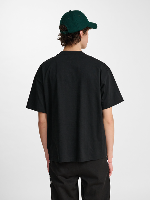 hmlLOOSE T-SHIRT S/S WHISTLE, BLACK, model