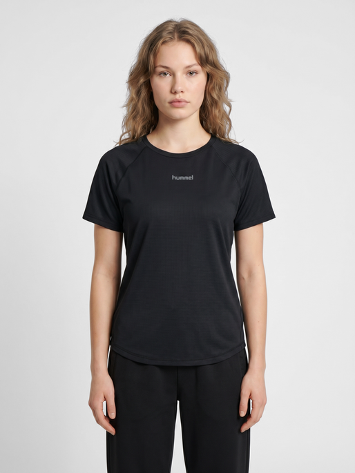 hmlMOMENTUM W T-SHIRT S/S, BLACK, model