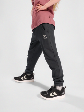 hmlNUTTIE PANTS, ASPHALT, model