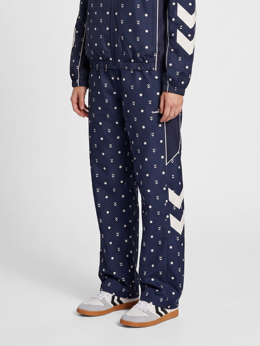 hmlI-D RIPSTOP TRACK PANTS, NIGHT SKY/MARSHMALLOW, model