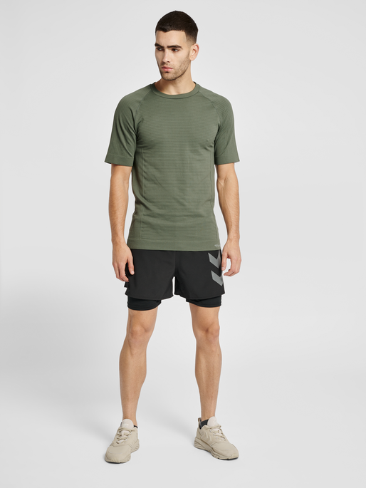 hmlSTROKE SEAMLESS T-SHIRT, THYME, model