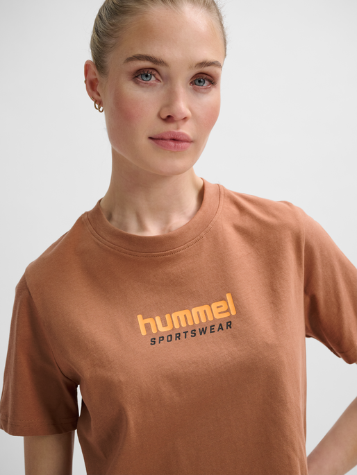 hmlLGC MALU CROPPED T-SHIRT, MOCHA MOUSSE, model