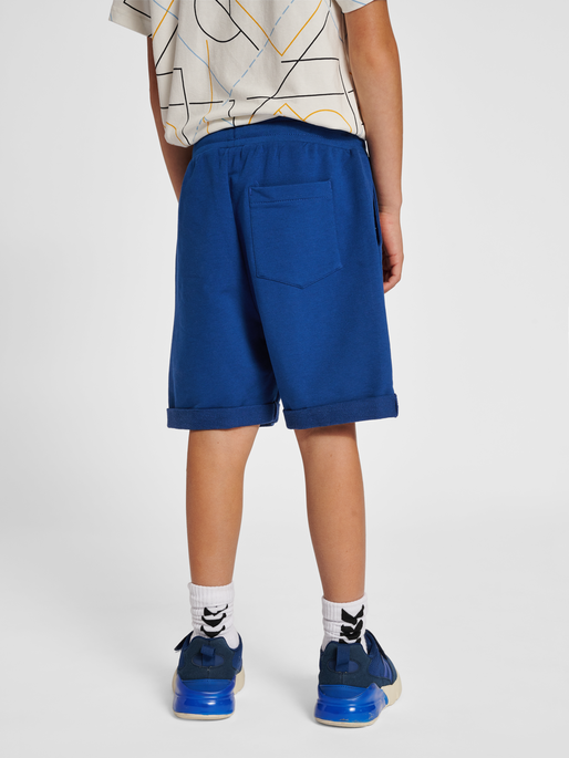 hmlTYLER SHORTS, 7017, model