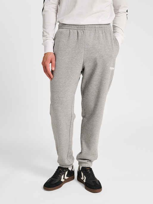 hmlLEGACY 2.0 SWEATPANTS, GREY MELANGE, model