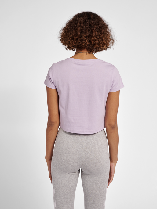 hmlLEGACY WOMAN CROPPED T-SHIRT, PASTEL LILAC, model