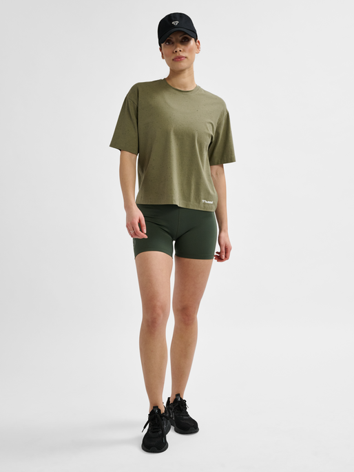 hmlMT ULTRA BOXY SHORT T-SHIRT, DEEP LICHEN GREEN MELANGE, model