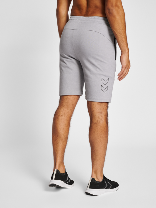 hmlMT INTERVAL SHORTS, GREY MELANGE, model