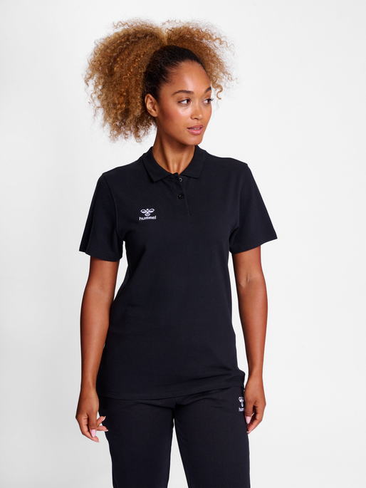 hmlGO 2.0 POLO WOMAN, BLACK, model