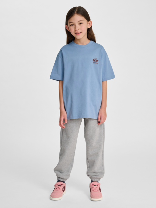hmlLOOSE TEE S/S GRAPHIC JUNIOR, FADED DENIM, model