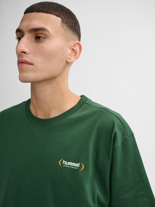 hmlFELIX LOOSE TEE, DARK GREEN, model