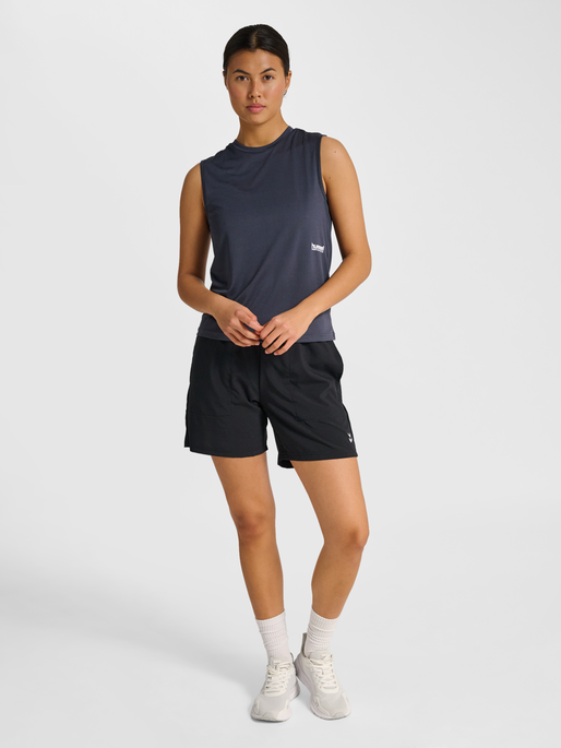 hmlPULSE WORKOUT W TANKTOP, EBONY hmlPULSE WORKOUT W TANKTOP, EBONY, model