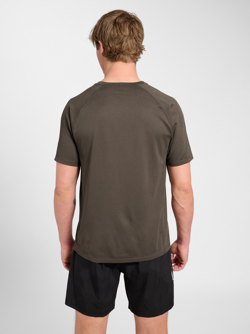 hmlMOMENTUM T-SHIRT S/S, MAJOR BROWN, model