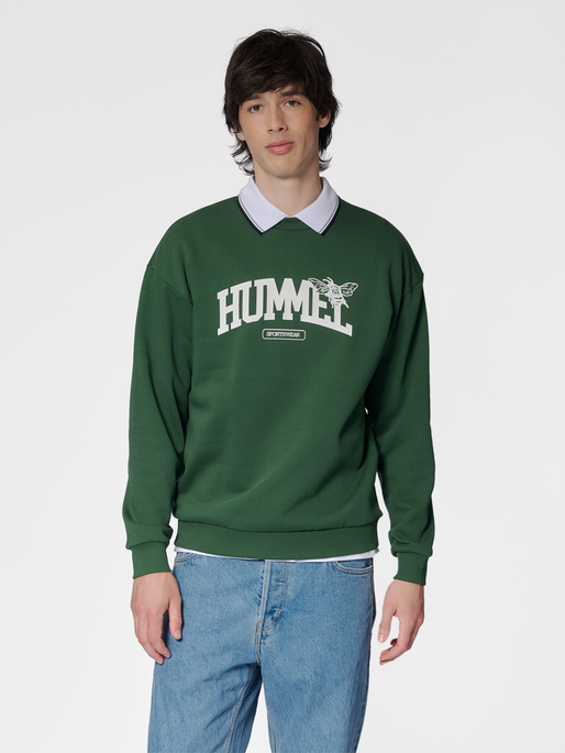hmlLOOSE CREWNECK UNIVERSITY BEE, DARK GREEN, model