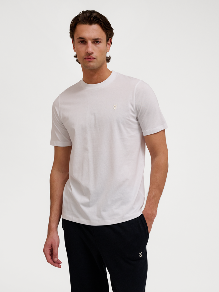 hmlPULSE T-SHIRT, WHITE, model