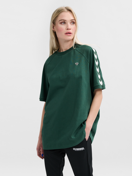 hmlARCHIVE LOOSE T-SHIRT S/S, DARK GREEN, model