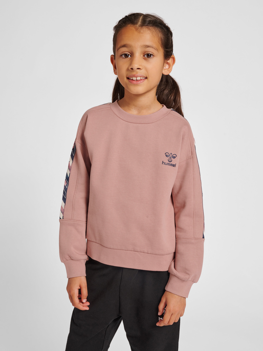 hmlZOE SWEATSHIRT, WOODROSE, model