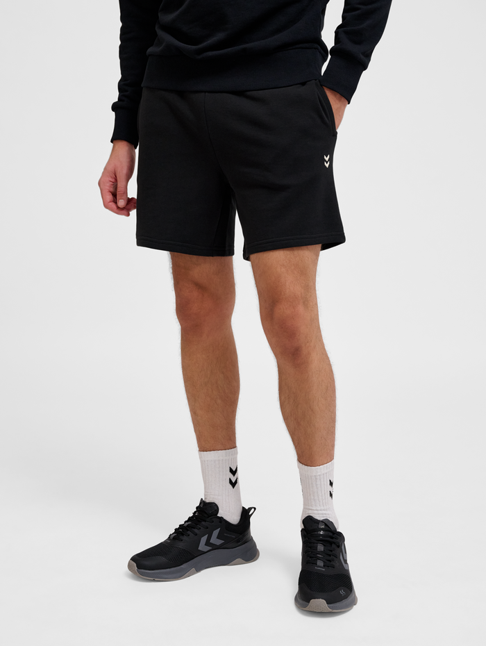 hmlPULSE SWEAT SHORTS, BLACK, model