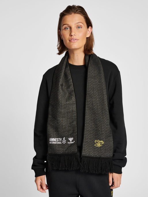 hmlAMNESTY SCARF, BLACK, model