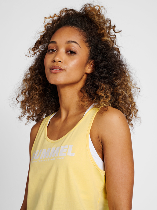 hmlLEGACY WOMAN TANKTOP, GOLDEN HAZE, model