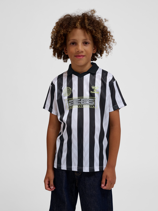 hmlVIGO FOOTBALL T-SHIRT S/S, BLACK, model