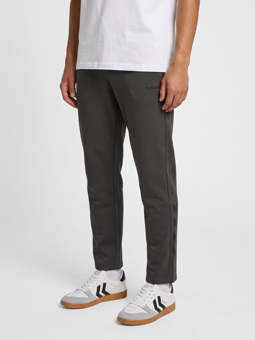 hmlKEEPER CHEVRON SWEAT PANTS, SHALE, model