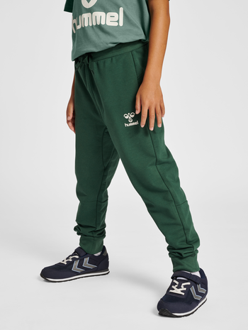 hmlON PANTS, PINENEEDLE, model