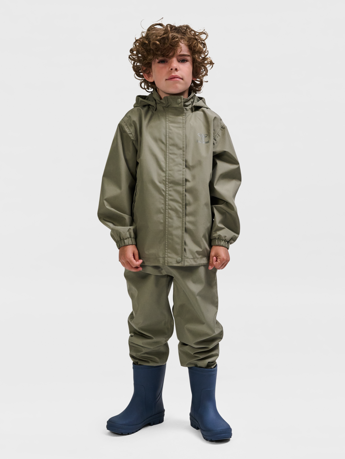 hmlNESSIE RAINSUIT, VETIVER, model