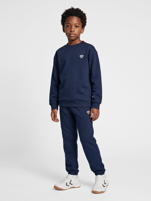 hmlJR LOOSE SWEATPANTS BEE, DRESS BLUES, model