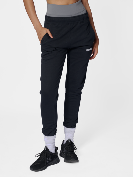 hmlELEMENTAL TAPERED PANTS WOMAN, BLACK, model