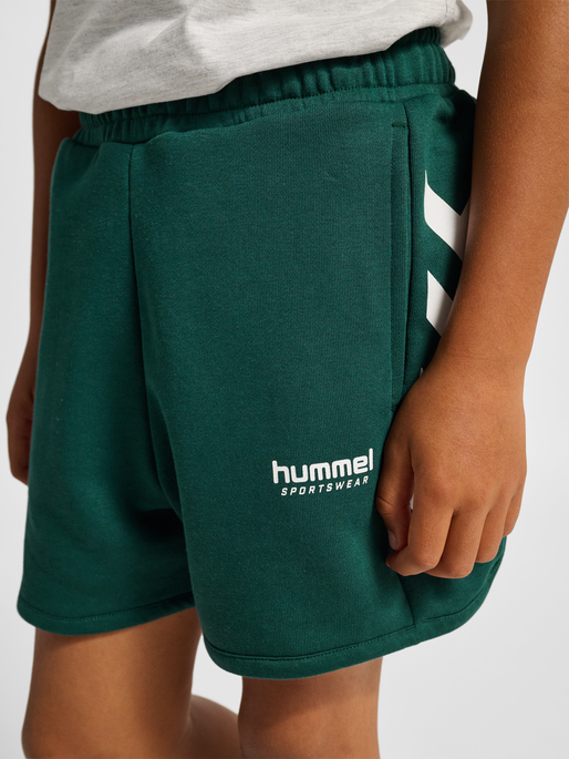 hmlJR LOOSE WILLY SHORTS, JUNE BUG, model