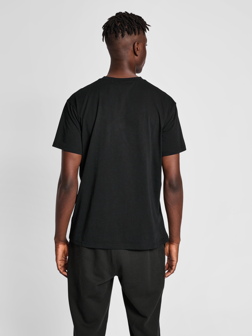 hmlLP10 BOXY T-SHIRT, BLACK, model