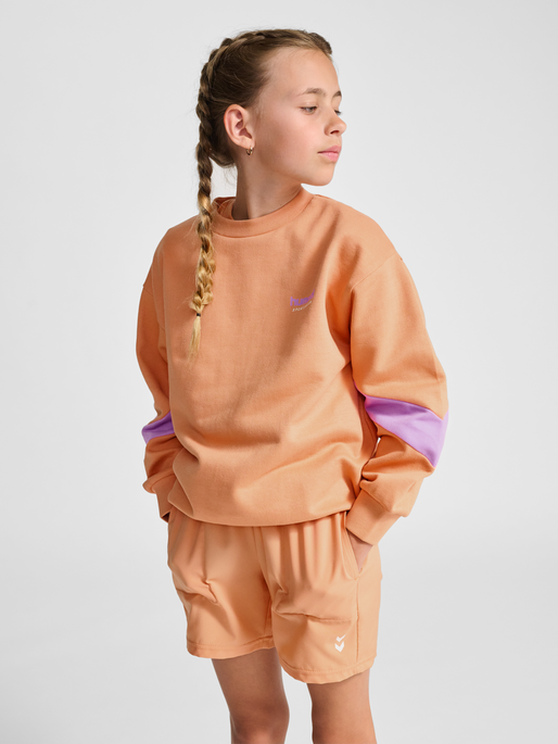 hmlJR OVERSIZED CREW SPORTSWEAR, PEACH BLOOM, model