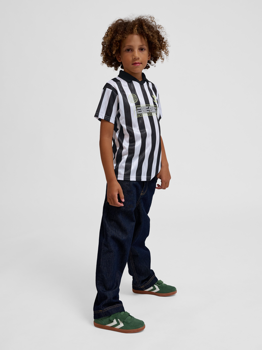 hmlVIGO FOOTBALL T-SHIRT S/S, BLACK, model
