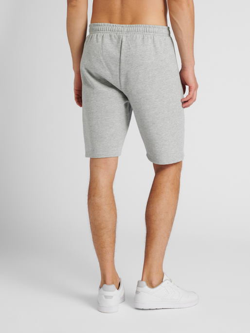 hmlGG12 SWEAT SHORTS, GREY MELANGE, model